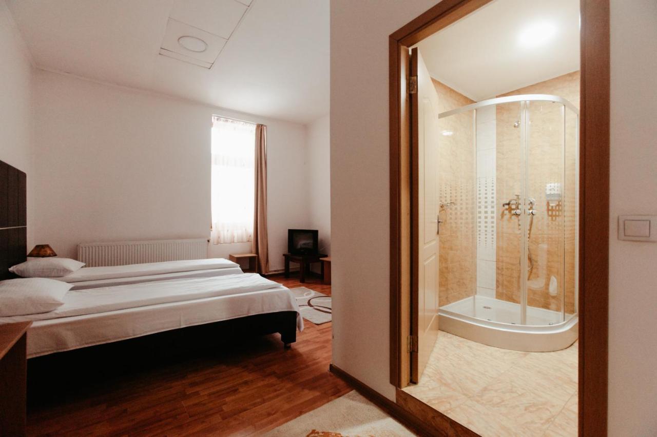 Casa Preturii Hotell Tîrgu Lăpuş Exteriör bild